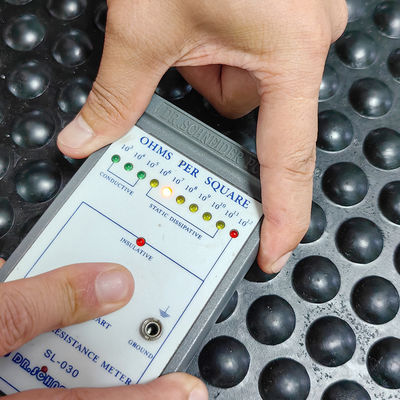 Siyah Kauçuk ESD Antistatik Kon Patern Temiz Odalar Yarım iletken Atölyeleri için Anti Yorgunluk Çamaşırı